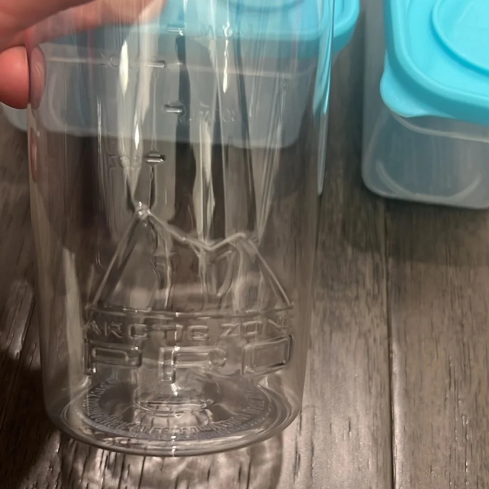 NWOT arctic zone pro bundle 2 Tupperware and matching water bottle
